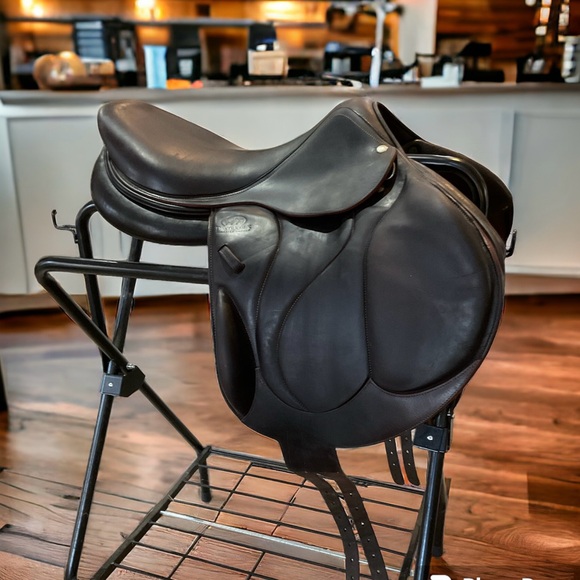 Devoucoux Chiberta Saddle 17.5 inch seat, 2013, cover and two girths, rich brown - Picture 1 of 16